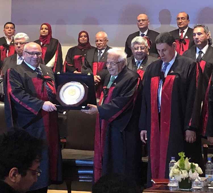 وزراء و سفراء و علماء  جامعة عين شمس تكرم  " عكاشة "