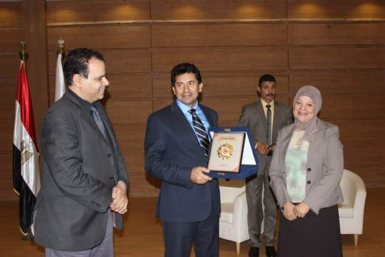 جامعة سوهاج تكرم وزير الشباب والرياضة تقديراً لدعمه للرحلة العلمية لقسم الإعلام بالجامعة