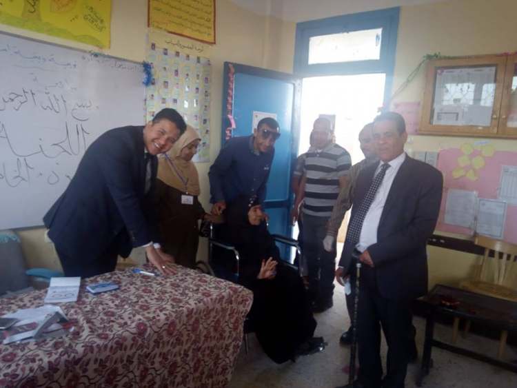 مديرو الإدارات التعليمية ووكلائهم نموذجًا طيبًا لاصطحاب ذويهم لتأدية الواجب الوطني