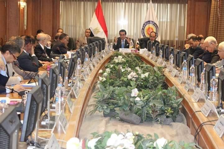 وزير التعليم العالى يهنئ رئيس جامعة جنوب الوادي على إنشاء جامعة الأقصر