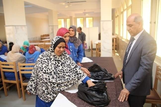 رئيس جامعة كفر الشيخ يوزع لحوم "الأضحى" على عمال الخدمات المعاونة