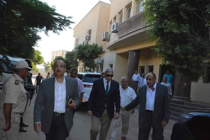 محافظ المنيا يتفقد مبنى مشروع المحاجر ويتابع إجراءات التراخيص