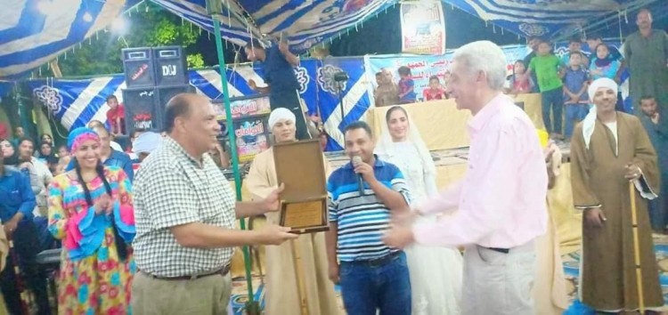 خالد إسماعيل يكرم فرقة قنا للفنون الشعبية بقرية هوارة بالمنيا