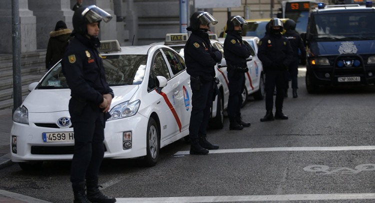 إسبانيا… الشرطة تحاول تفريق محتجين في برشلونة