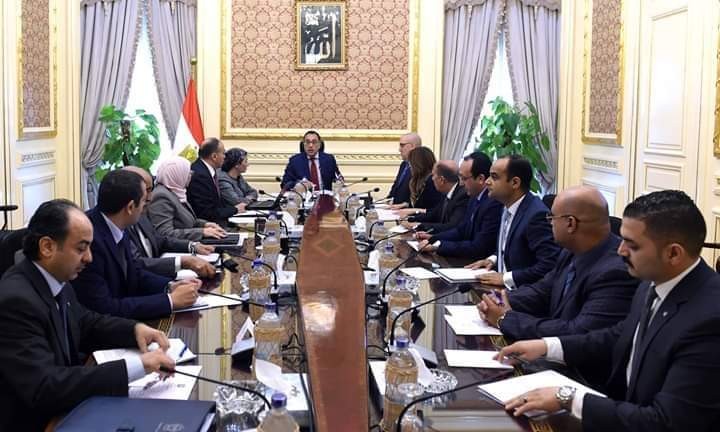 رئيس الوزراء يعقد اجتماعاً لمتابعة إجراءات تيسير الإفراج الجمركي عن البضائع