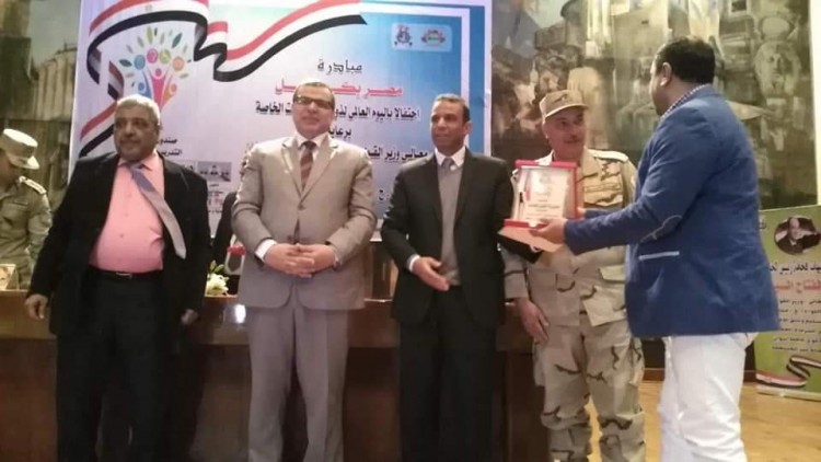 وزير القوى العاملة والهجرة  يكرم رئيس جمعية مستثمرى أسوان