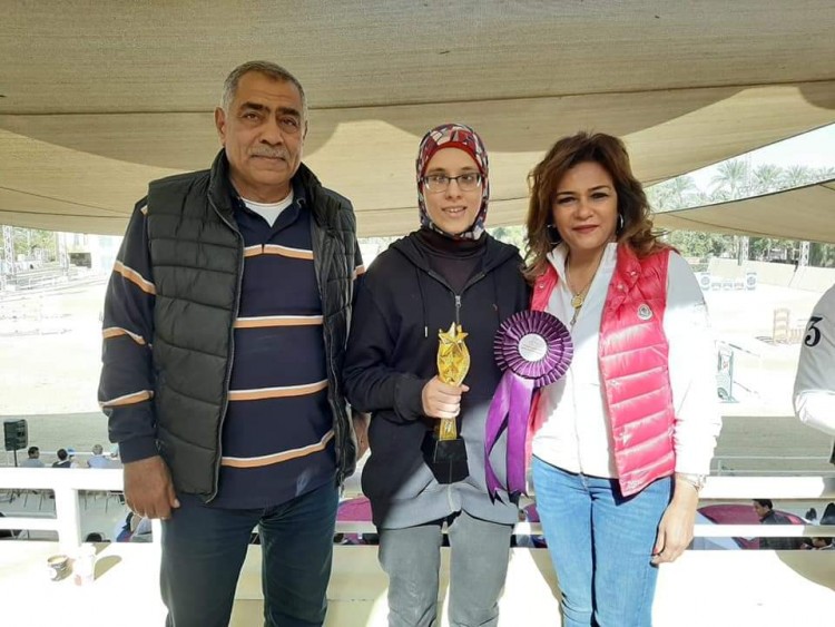 رئيس الاتحاد المصري الفروسية يكرم البطلة الكفيفة إسراء النجار ويقرر تدريبها في معسكر خاص