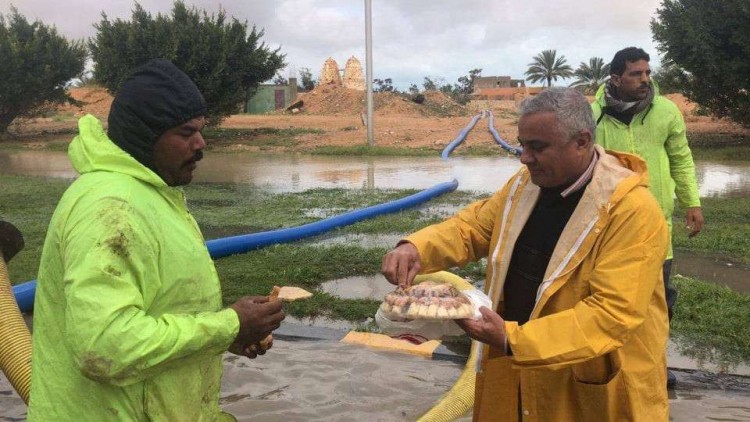 رئيس جهاز برج العرب الجديدة يوزع وجبات غذائية علي عمال الكسح