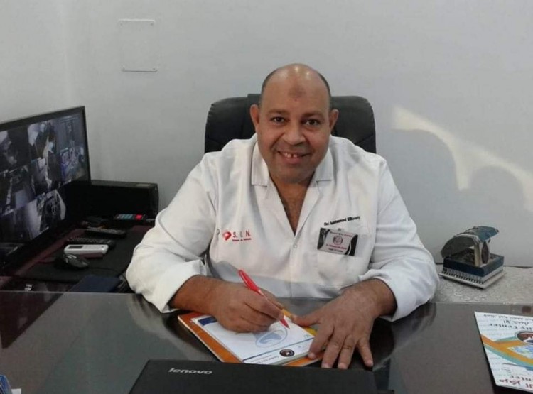 طبيب يحذر من استخدام الفحم في تبييض الأسنان