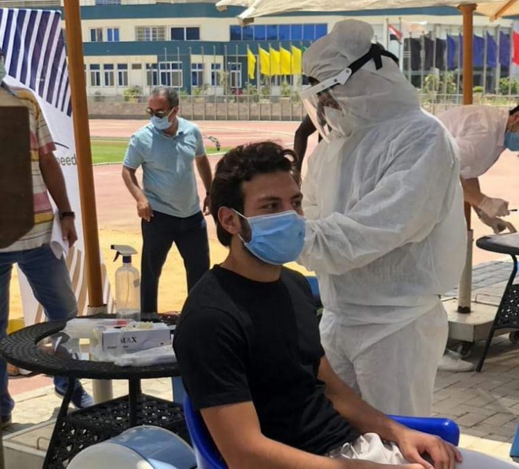أسوان يخضع لمسحة كورونا فى المركز الأولمبي بحضور وليد العطار