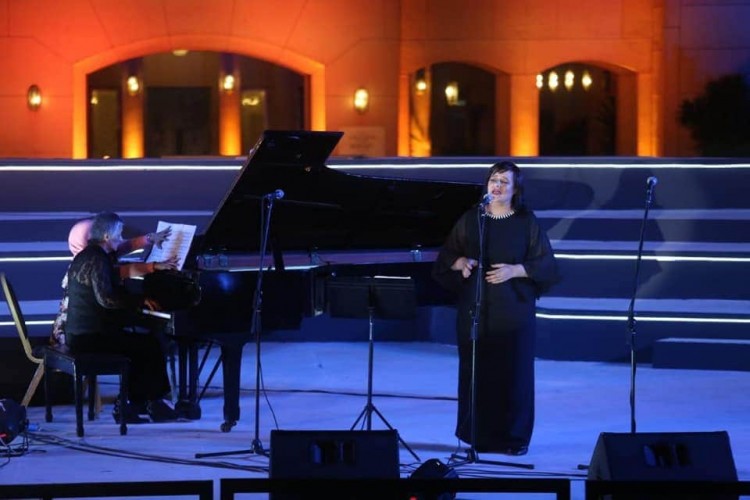 الأغاني العالمية تبهر الجمهور علي مسرح النافورة
