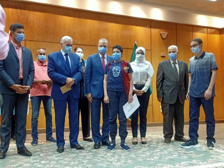 الهجان وعجلان يكرمان حفظة القران الكريم من طلاب المدارس