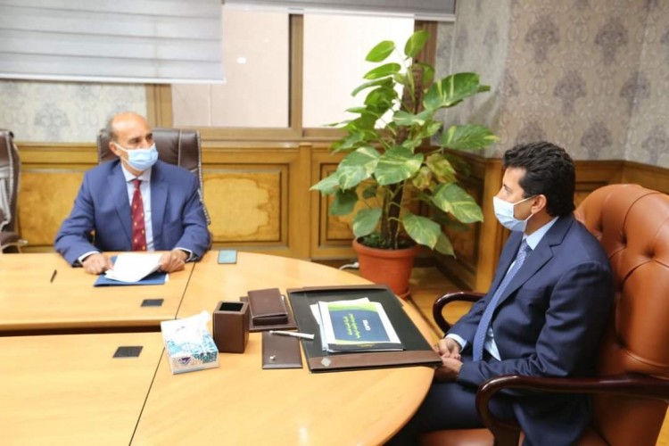 وزير الرياضة يناقش مع رئيس اتحاد التجديف خطة النشاط