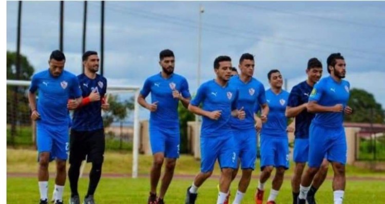 الزمالك يؤدي مرانه على ملعب فندق الإقامة