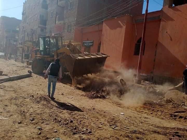 إزالة 15حالة تعد على حرم الطريق وصيانة أعمدة الانارة بمركز مغاغة بالمنيا