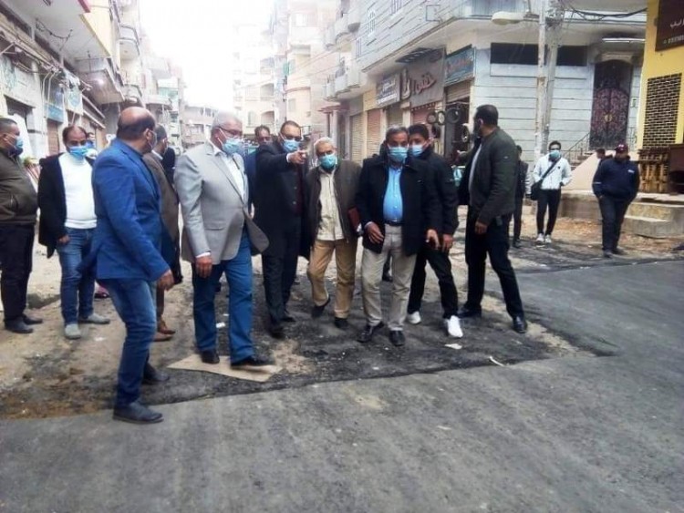 محافظ الشرقية يُفاجئ مدينة بلبيس لمتابعة أعمال الرصف والتجميل