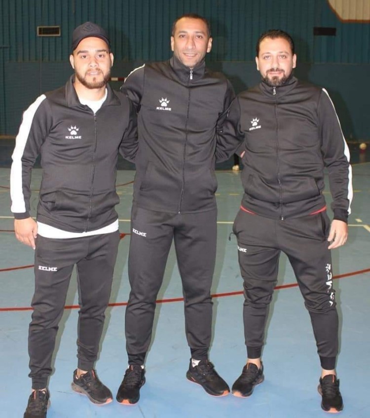 الجهاز الفنى لفريق صالات المنيا يهدى صعودة للجماهير
