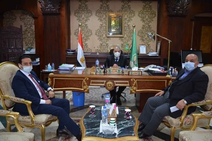 محافظ المنيا يناقش مع أعضاء مجلس الشيوخ عددا من القضايا والمشاكل