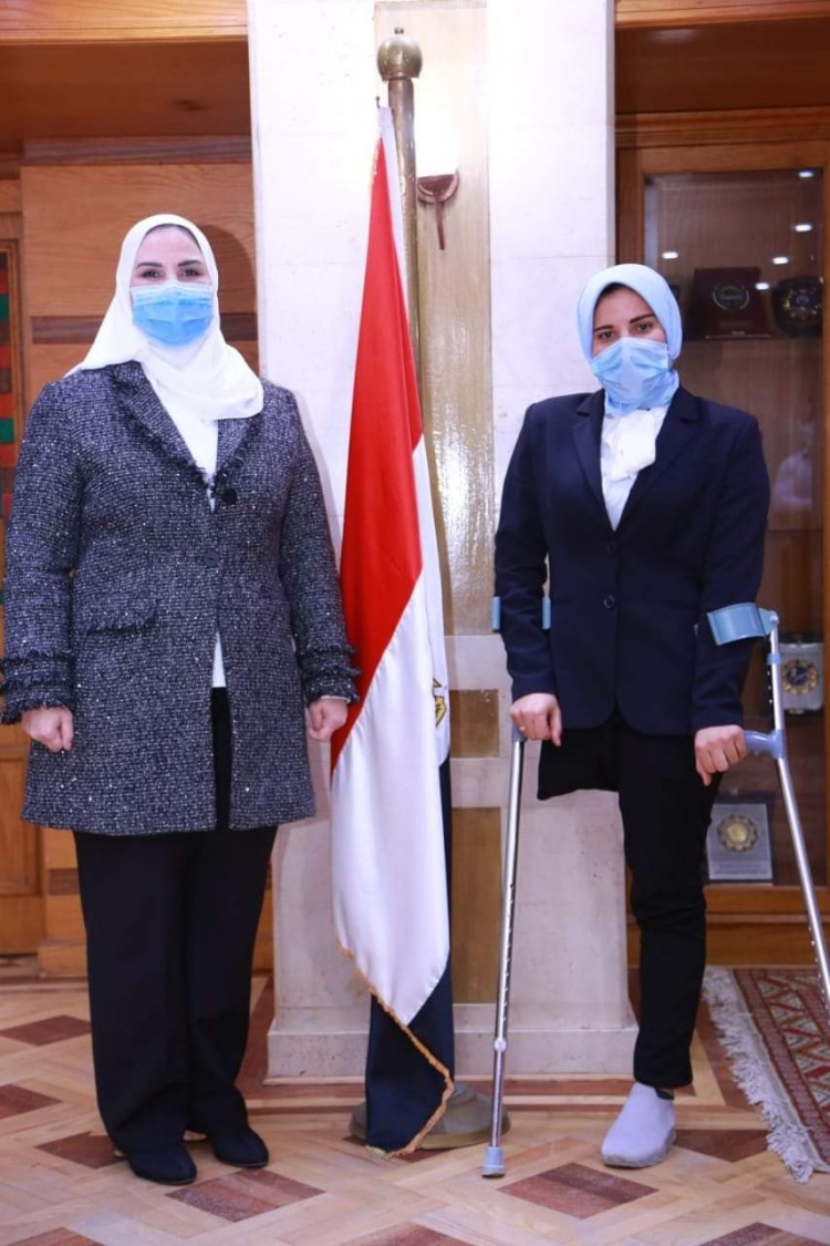 وزیرة التضامن الإجتماعي تستقبل نعمات وتوجه بصرف 10 آلاف جنيه وتوفیر جھاز تعویضي