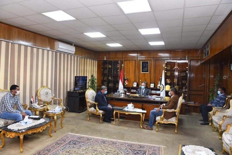 محافظ قنا يبحث التوسع في إقامة محطات تموين سيارات بالغاز الطبيعي