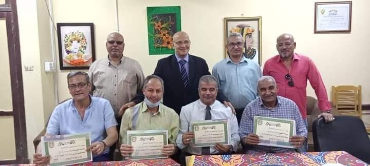 إدارة المعصرة التعليمية تكرم عدد من أبنائها بمناسبة انتهاء الامتحانات