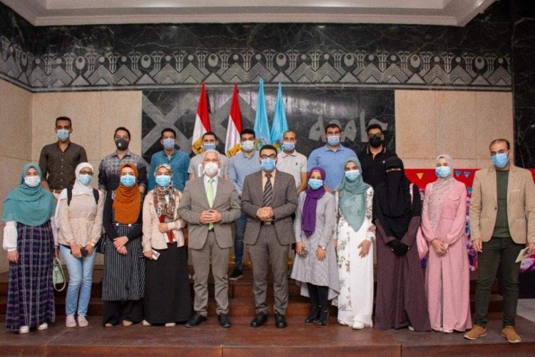 نائب رئيس جامعة طنطا يهنئ الطلاب المتميزين علمياً الفائزين بمنحه التضامن الاجتماعى .