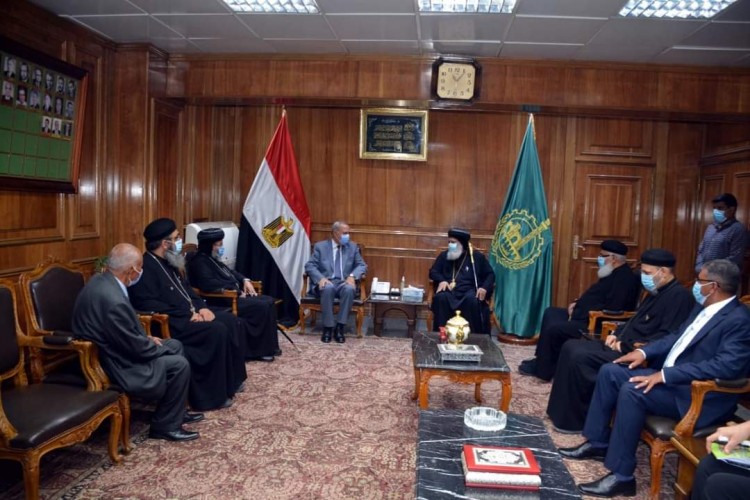 محافظ القليوبية يستقبل وفد من الكنيسة القبطية لتقديم التهنئة بعيد الأضحى المبارك