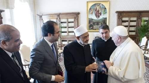 الطيب يهدي بابا الفاتيكان نسخة من كتاب القاضي عبدالسلام "البابا والإمام"