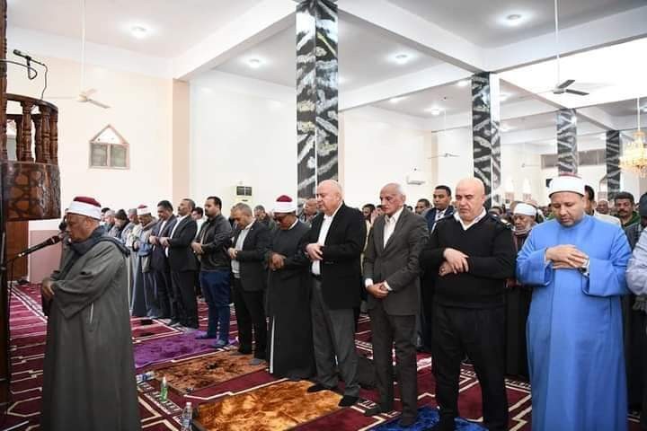 بتكلفة 400 ألف جنيه.. محافظ قنا يفتتح مسجد السوق الكبير بنجع حمادي
