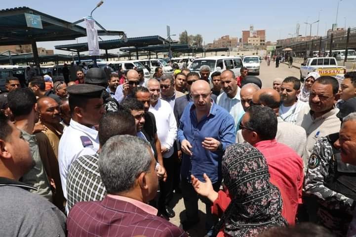 محافظ بني سويف  يتفقد عدداً من مواقف السيارات لمتابعة الالتزام بالتعريفة الجديدة بعد زيادتها  بنسبة "10% "عن التعريفة السابقة