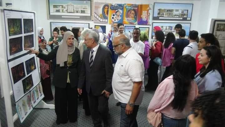 رئيس جامعة المنيا يفتتح المعارض الطلابية بفنون المنيا