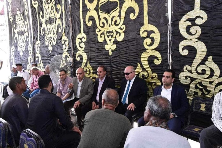 محافظ قنا يقدم واجب العزاء لأسر ضحايا عاصفة دانيال ويؤدى صلاة الغائب