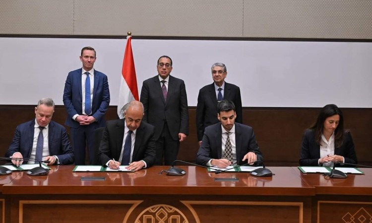 رئيس الوزراء يشهد مراسم توقيع اتفاقية حق الانتفاع لمشروع إنتاج طاقة الرياح بـ "خليج السويس" و "جبل الزيت" باستثمارات 1.5 مليار دولار