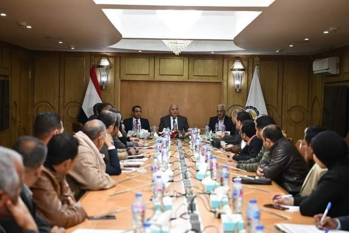 محافظ قنا يتابع الموقف التنفيذي  لمشروع تأهيل وتبطين الترع