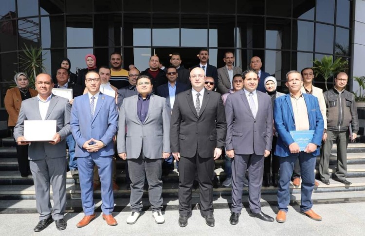 محافظ بني سويف يُكرًم أوائل دورات مركز تدريب وزارة التنمية المحلية بسقارة