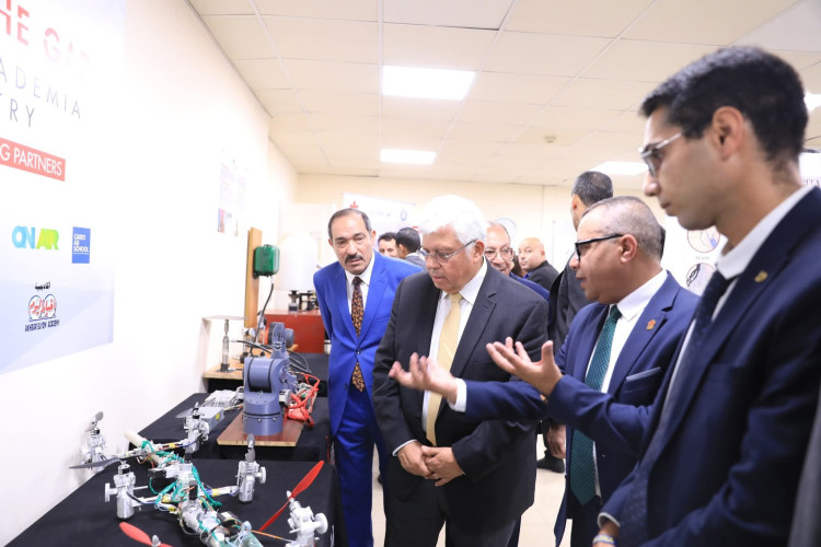وزير التعليم العالي يتفقد مجموعة المعاهد الكندية CIC