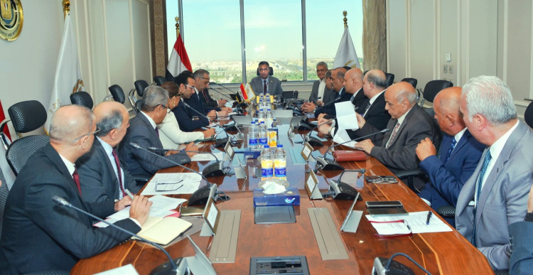 وزير التموين يجتمع مع قيادات الشركة القابضة والشركات التابعة لمتابعة توافر السلع وضبط الأسواق