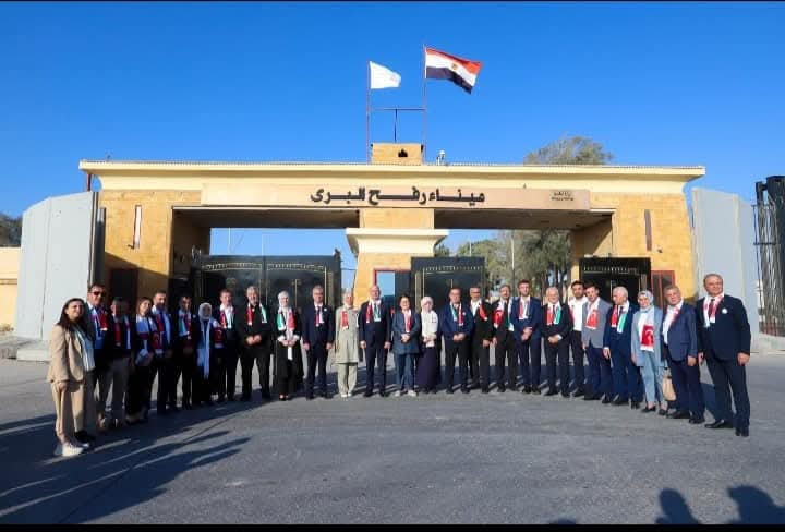 وفدٌ برلمانيٌّ تركيٌّ كبيرٌ يزور معبرَ رفح، تضامنًا مع أهالي غزةَ الأبرياءَ
