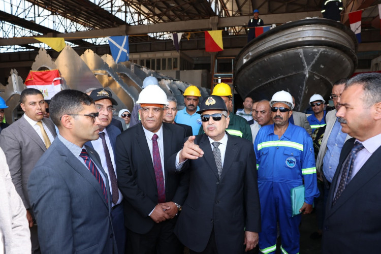 الفريق أسامة ربيع يشهد لحام قرينة "معديتين" و"لنش" من طراز بحار