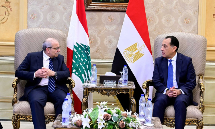 رئيس الوزراء يستقبل نظيره اللبناني بمطار القاهرة الدولي
