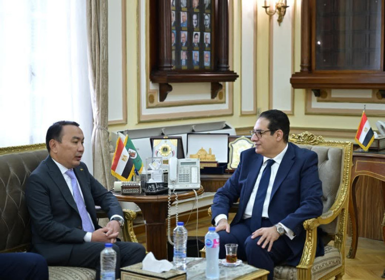رئيس جامعة القاهرة يستقبل سفير كازاخستان لبحث تعزيز التعاون الأكاديمي والبحثي المشترك