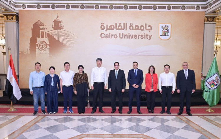 رئيس جامعة القاهرة يستقبل رئيس جامعة نانجينغ للتربية الخاصة بالصين لبحث أوجه التعاون المشترك