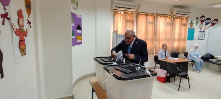 رئيس الهيئة العربية للتصنيع يُدلي بصوته في انتخابات مجلس النواب