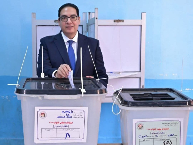 رئيس جامعة القاهرة يدلي بصوته في انتخابات مجلس النواب