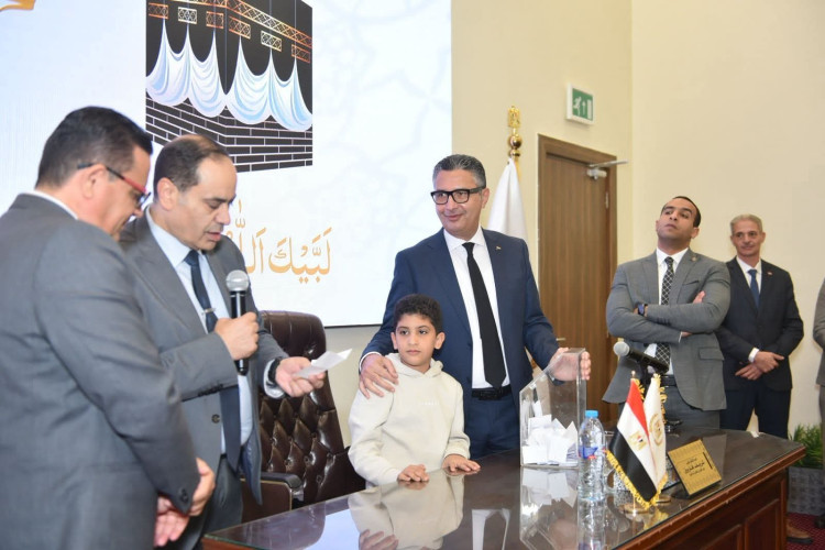 وزير التموين يشهد مراسم قرعة الحج للعاملين بالوزارة ويهنئ الفائزين بأداء الفريضة