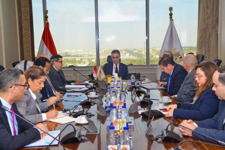 وزير التموين يبحث مع رئيس شركة بلومبرج جرين العالمية مقترحات التعاون في تطوير البنية التحتية لتخزين الحبوب