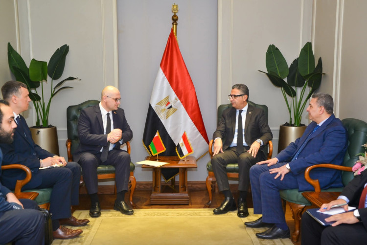 وزير التموين يجتمع مع سفير جمهورية بيلاروسيا بالقاهرة لبحث تعزيز التعاون في مجالات الأمن الغذائي والتجارة الداخلية