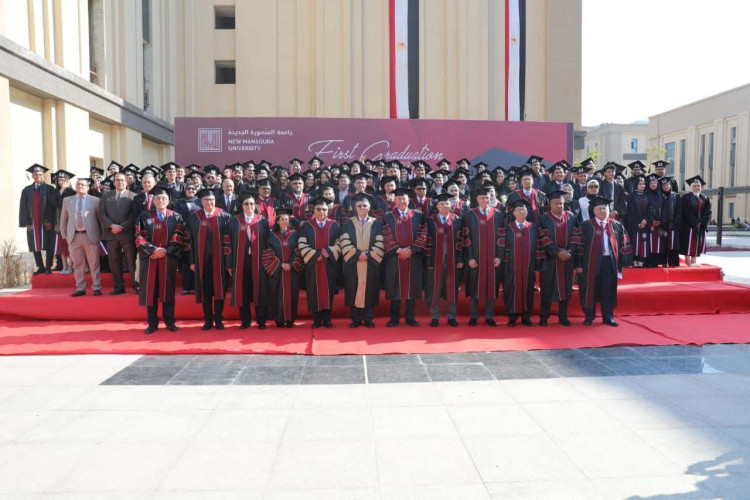 وزير التعليم العالي ومحافظ الدقهلية يشهدان حفل تخريج أول دفعة من خريجي جامعة المنصورة الجديدة الأهلية