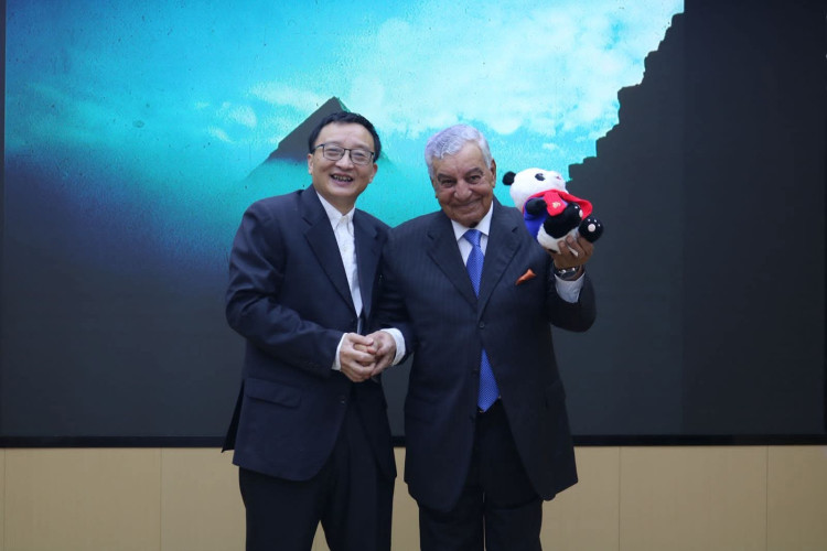 "زاهي حواس يناقش أسرار بناء هرم خوفو في جامعة سيتشوان الصينية"