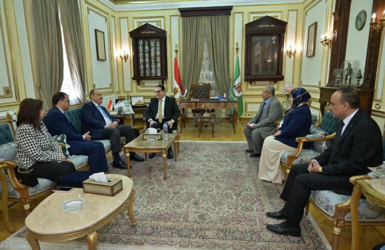 رئيس جامعة القاهرة يستقبل وفد وزارة الخارجية المصرية للشئون الإفريقية